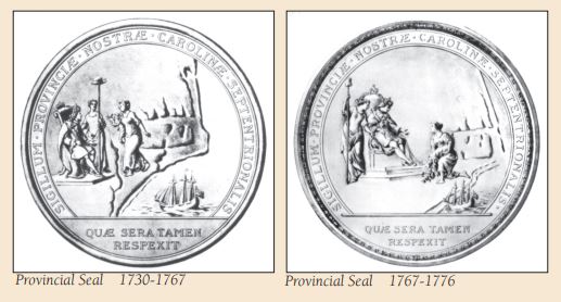 (izquierda) Se representan tres personas en la costa de Carolina del Norte. La figura del extremo izquierdo es el rey Jorge II. Está sentado en un trono. La figura directamente a la derecha del rey es Libertad. Ella está presentando al rey la figura de Plenty que se acerca. Se ve un barco con mástil frente a la costa. Debajo de la imagen se encuentran las palabras QUAE SERA TAMEN RESPEXIT. Las palabras alrededor del borde decían SIGILLUM PROVINCIAE NOSTRAE CAROLINAE SEPTENTRIONALIS. (derecha) El Sello es similar al de la izquierda, pero la figura más a la izquierda es Libertad. El rey Jorge II está sentado en un trono. Muchos se arrodillan al pie del trono. Todos los demás detalles son los mismos que los del otro sello.