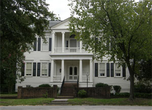 Photograph of the Sanford House, built 1797, Heritage Square, Fayetteville, N.C. Sandford House is believed to have been designed by William Nichols. Image taken by Kellie Jo Heglet, August 2008, available on Wikimedia Commons.  Used with Creative Commons license CC BY 3.0. 